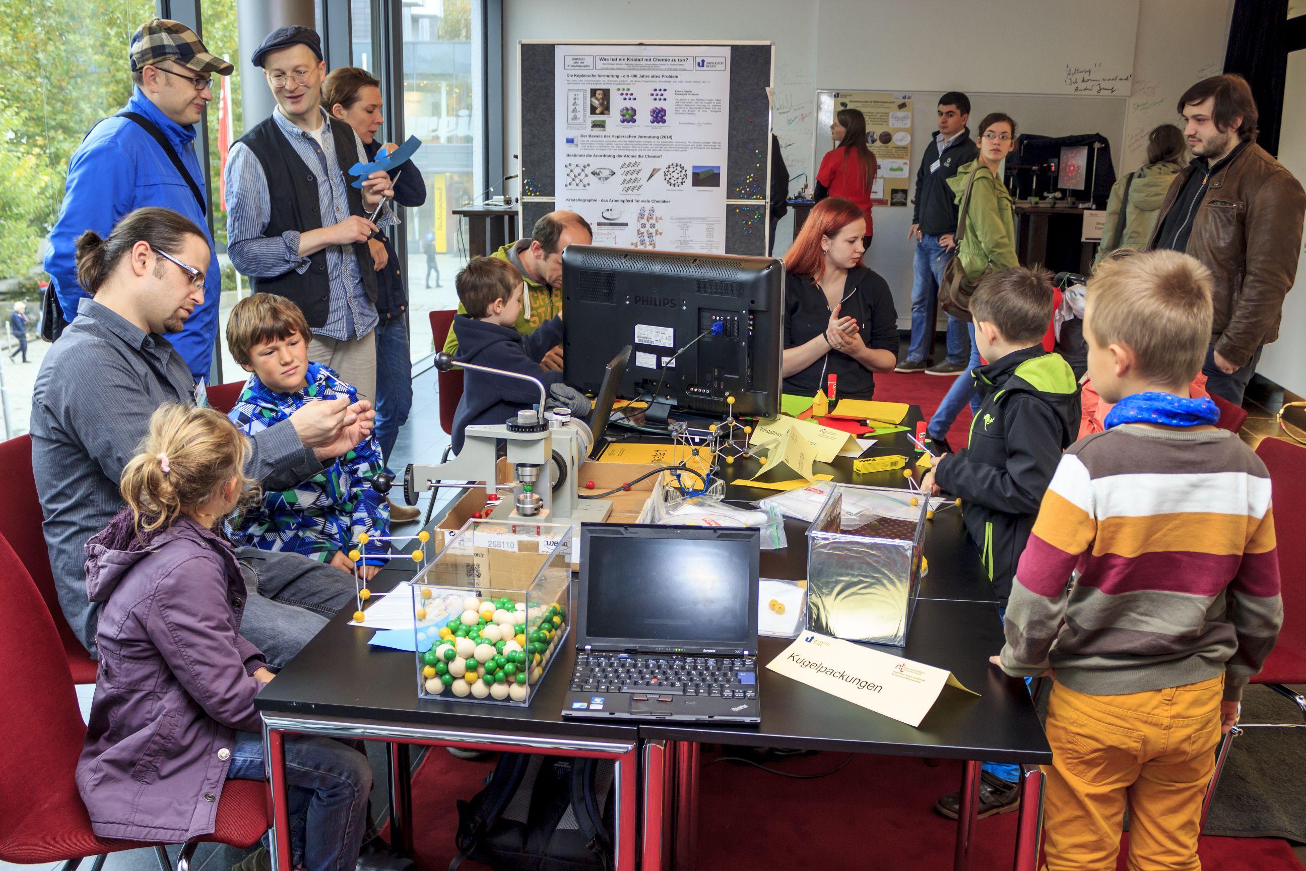 2014: Alice im Kristall-land: An open crystallography day for the general public