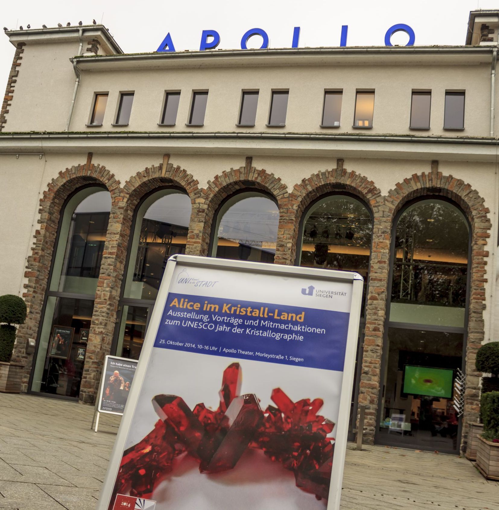 2014: Alice im Kristall-land: An open crystallography day for the general public