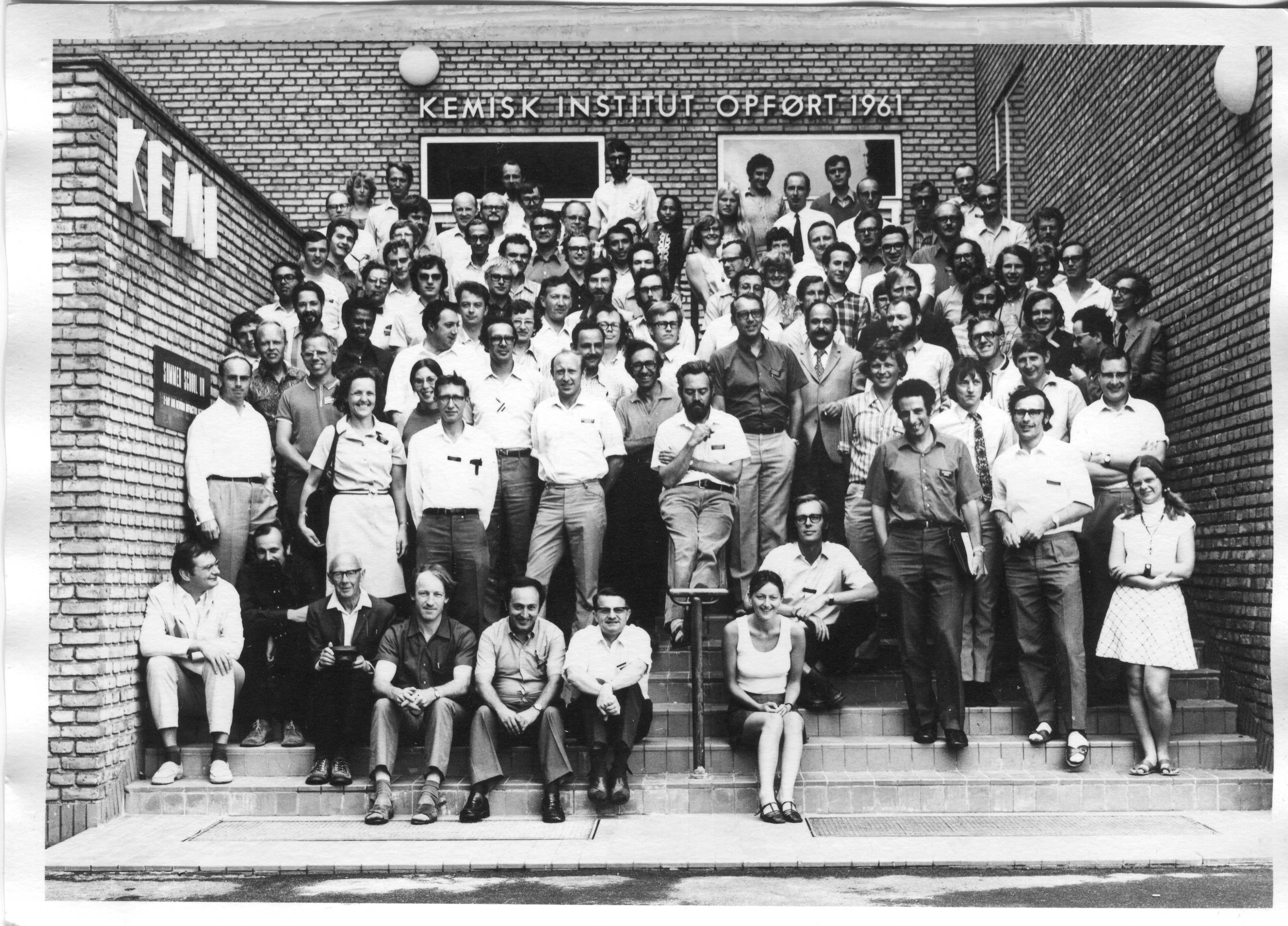 1972: NATO School on Experimental Aspects of X-ray and Neutron Diffraction: Group photo