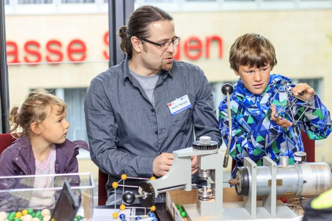2014: Alice im Kristall-land: An open crystallography day for the general public