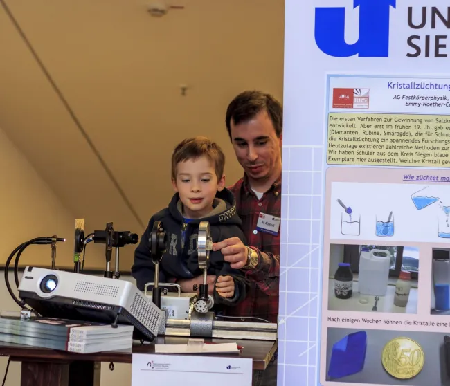 2014: Alice im Kristall-land: An open crystallography day for the general public